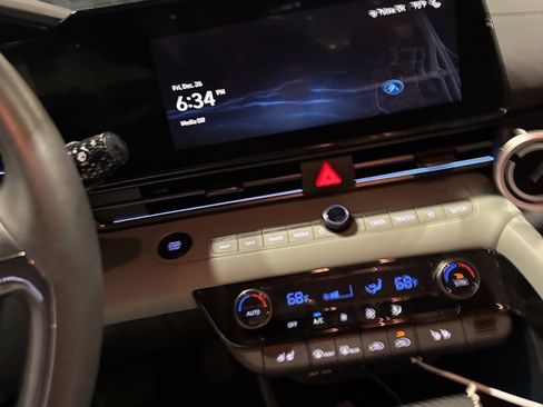 Certified 2024 Hyundai Elantra Limited image 8