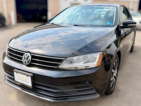 Used 2017 Volkswagen Jetta SE FWD image 2