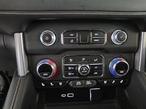 Used 2023 GMC Yukon SLT w/ SLT Premium Package AWD/4WD image 24