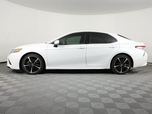 Used 2018 Toyota Camry XSE image 2