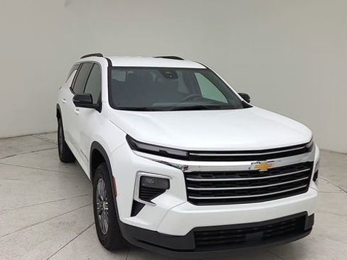 Used 2024 Chevrolet Traverse LT image 8