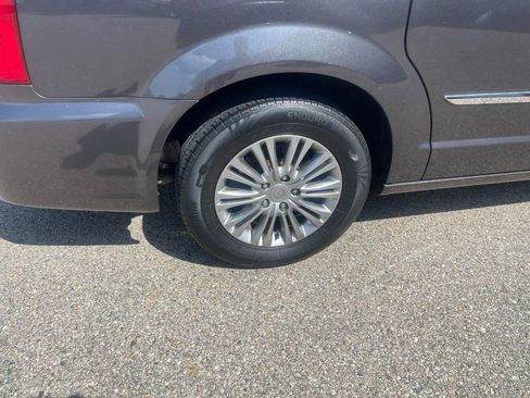 Used 2016 Chrysler Town & Country Touring-L image 8