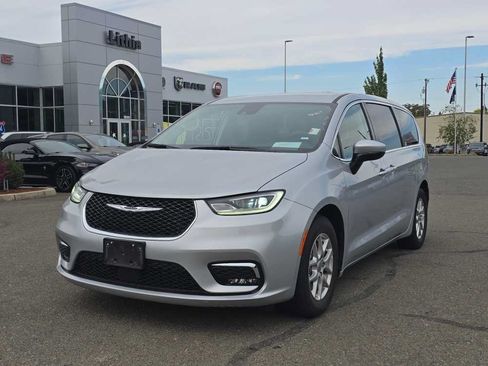 Used 2023 Chrysler Pacifica Touring-L FWD image 1
