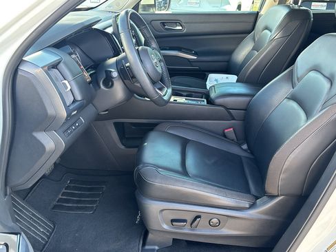 Used 2024 Nissan Pathfinder SL w/ SL Premium Package FWD image 11
