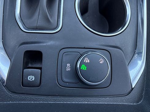 Used 2021 Chevrolet Traverse LT image 19