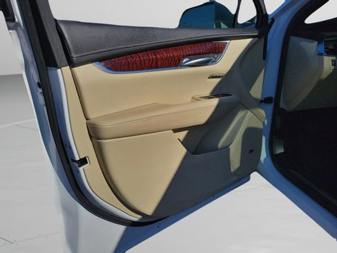 Used 2018 Cadillac XT5 Luxury w/ Driver Awareness Package image 19