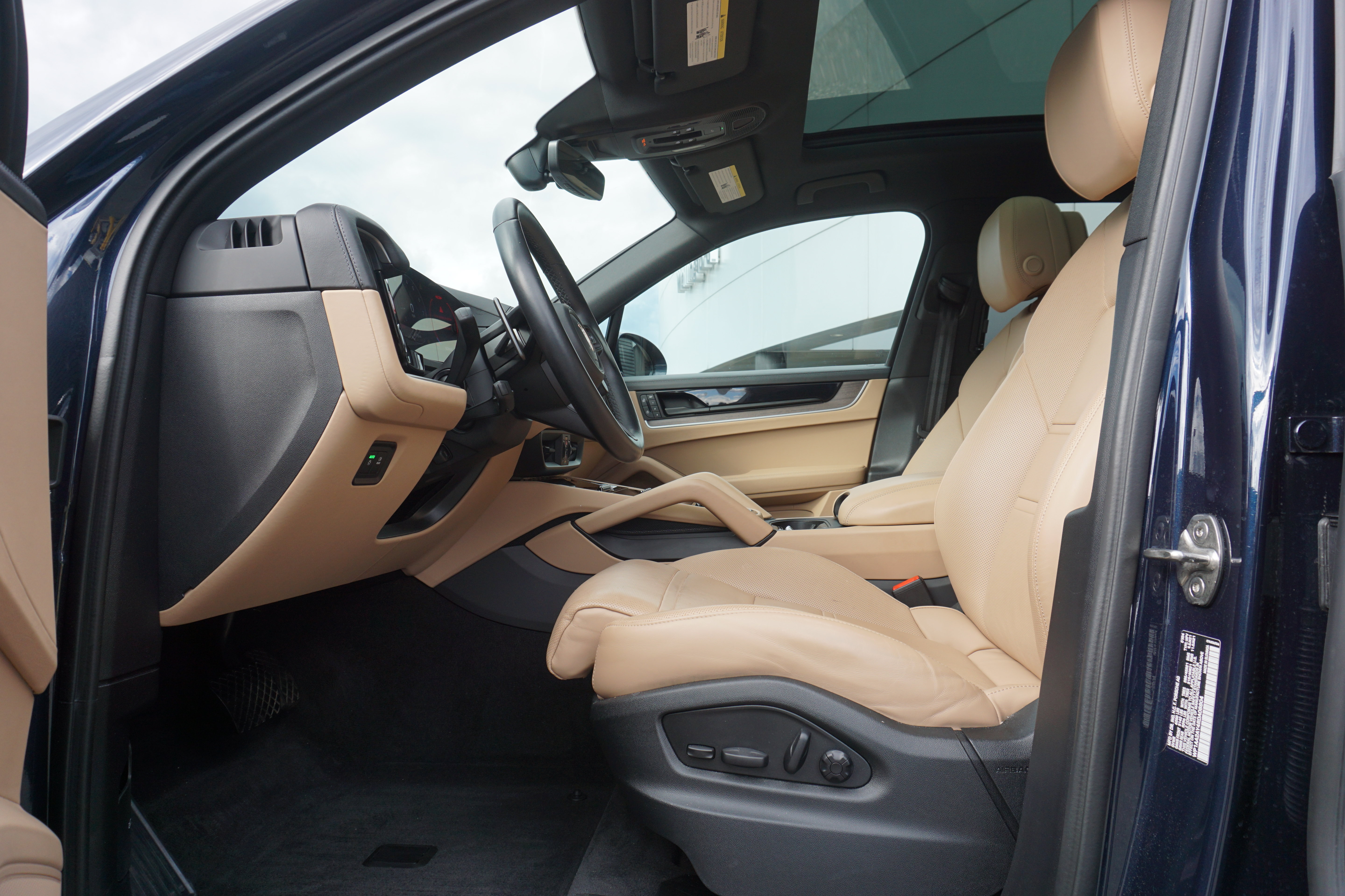 Certified 2024 Porsche Cayenne AWD/4WD image 5