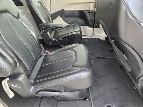Used 2024 Chrysler Pacifica Touring-L image 15