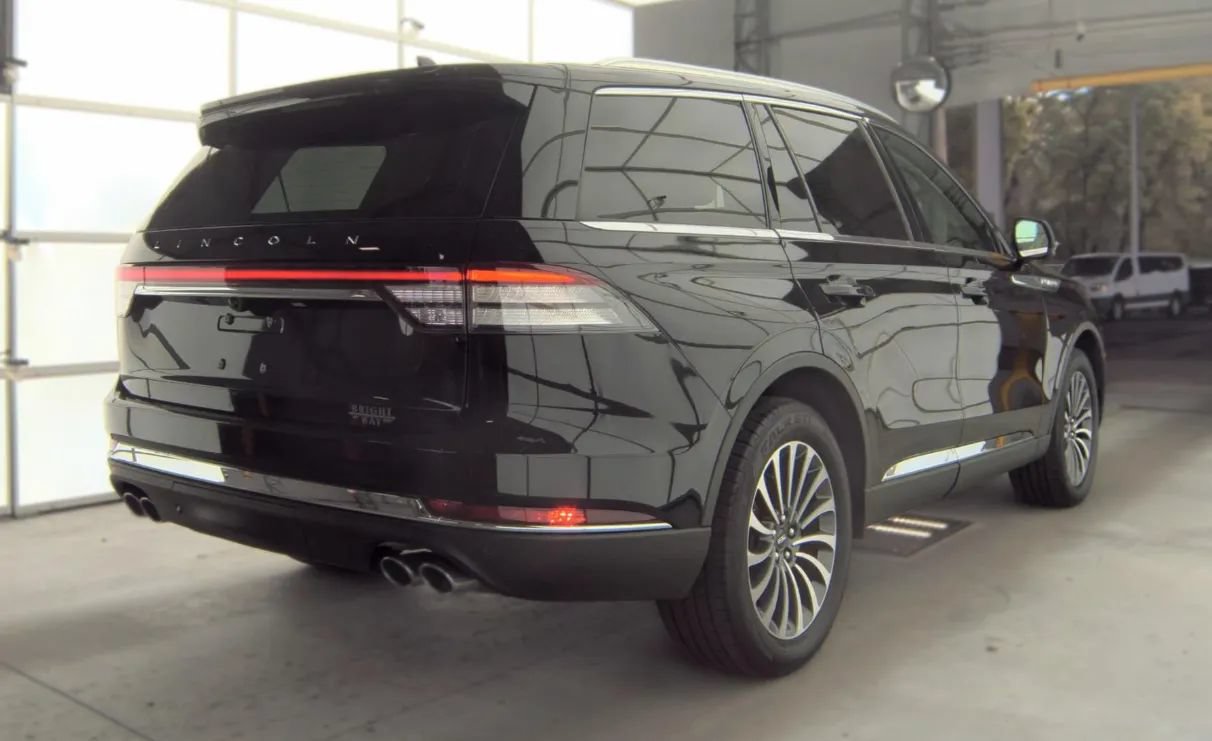 Used 2022 Lincoln Aviator AWD w/ Premium Package image 3