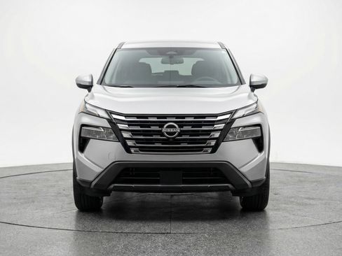 Used 2025 Nissan Rogue SV image 2