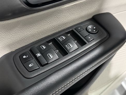 Used 2023 Chrysler Pacifica Touring-L image 25