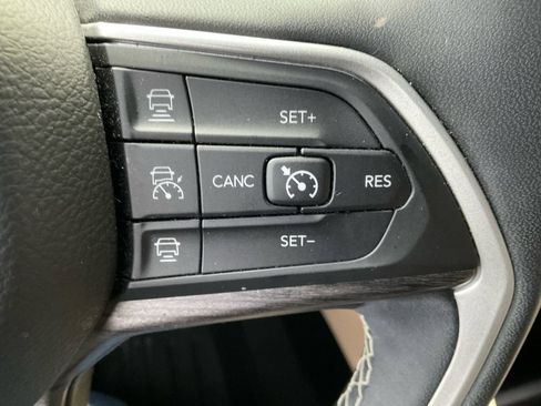 Used 2023 Jeep Grand Cherokee L Limited AWD/4WD image 35