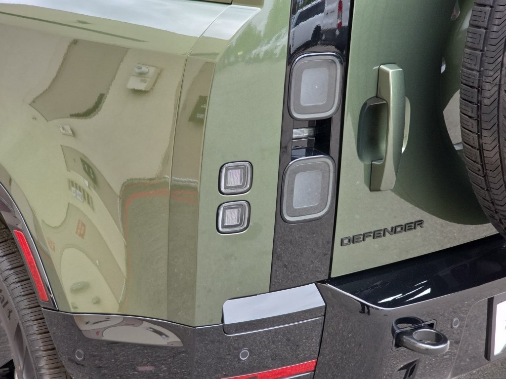 New 2026 Land Rover Defender 110 X-Dynamic SE AWD/4WD image 23