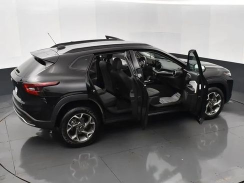 Used 2025 Chevrolet Trax LT image 6