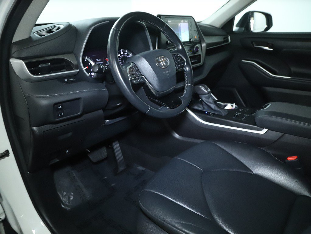 Used 2021 Toyota Highlander XLE AWD/4WD image 18