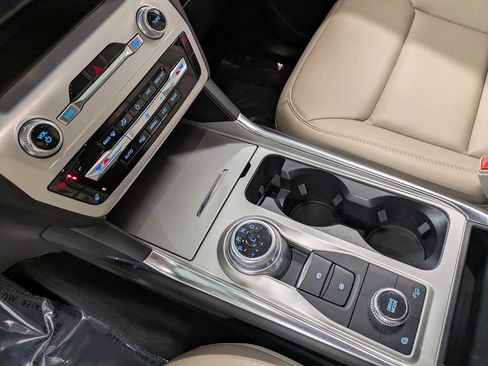 Used 2022 Ford Explorer XLT w/ Equipment Group 202A image 14