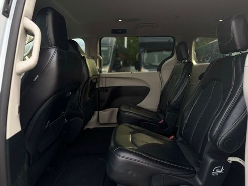 Certified 2024 Chrysler Pacifica Touring-L image 19