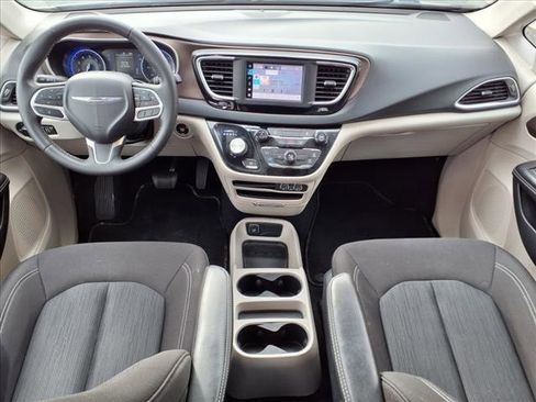 Used 2022 Chrysler Voyager LX image 17