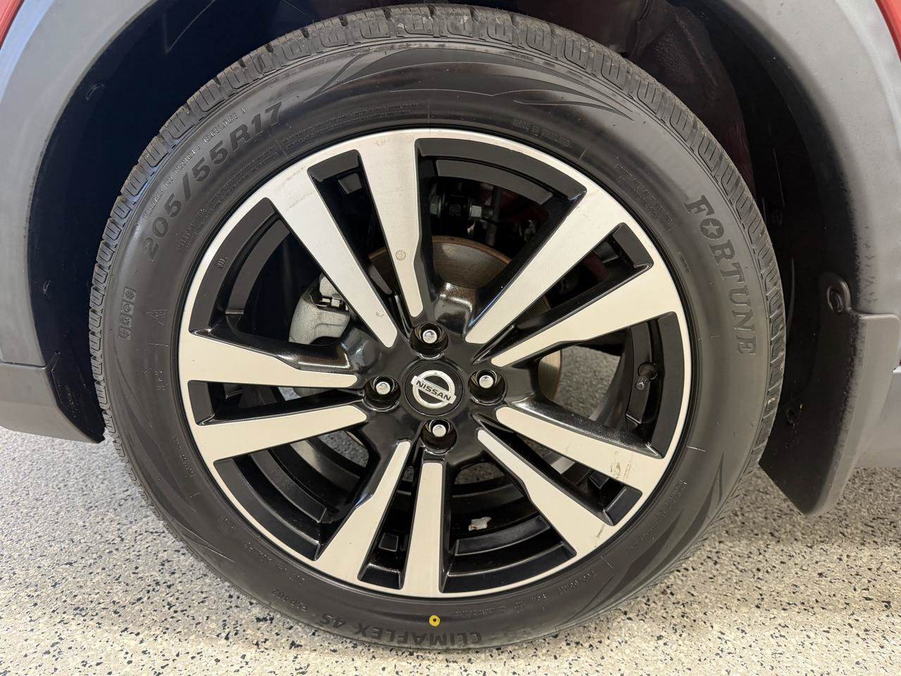 Used 2020 Nissan Kicks SR w/ SR Premium Package FWD image 9