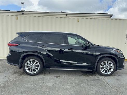 Used 2022 Toyota Highlander Limited FWD image 2