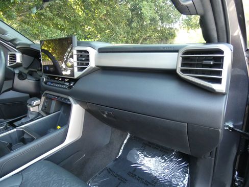 Used 2025 Toyota Tundra Limited AWD/4WD image 38