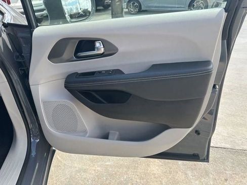 Used 2022 Chrysler Pacifica Touring-L w/ Uconnect Theater Family Group image 45
