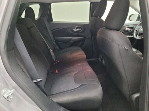 Used 2019 Jeep Cherokee Latitude w/ Popular Appearance Group image 19