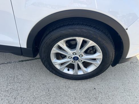 Used 2017 Ford Escape SE FWD image 2