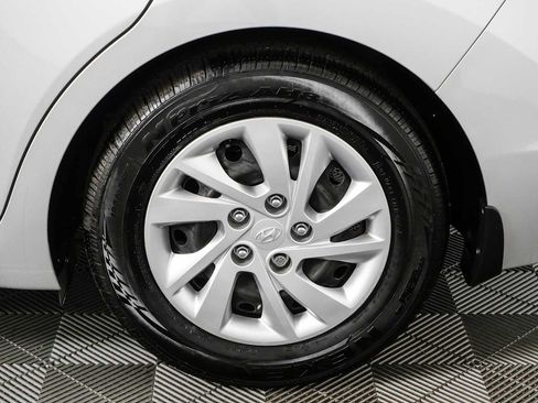 Used 2019 Hyundai Elantra SE w/ Winter Weather Package FWD image 33