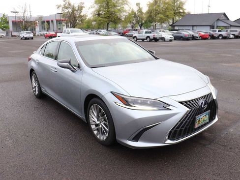 Used 2022 Lexus ES 300h w/ Luxury Package FWD image 3