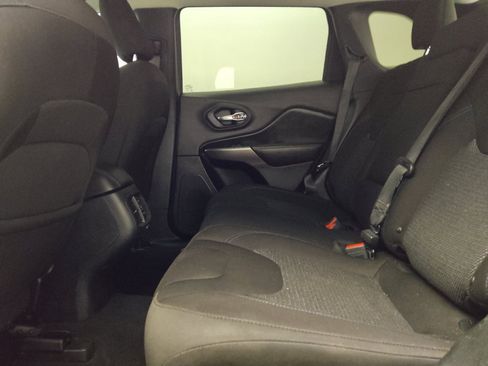 Used 2019 Jeep Cherokee Latitude w/ Popular Appearance Group FWD image 18