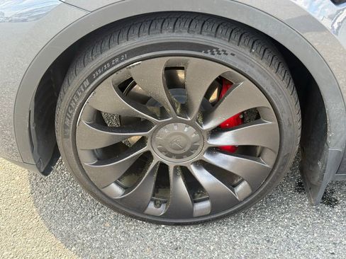 Used 2023 Tesla Model Y Performance image 10
