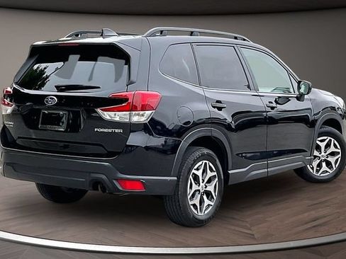 Used 2022 Subaru Forester Premium AWD/4WD image 2