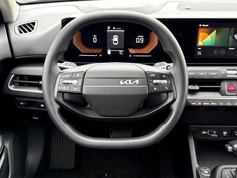 New 2025 Kia K4 LX image 16