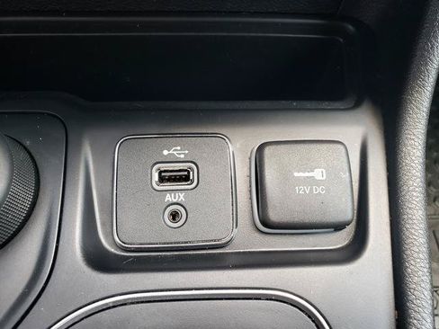 Used 2019 Jeep Cherokee Latitude Plus w/ Cold Weather Group AWD/4WD image 20
