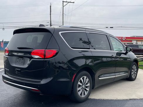 Used 2020 Chrysler Pacifica Touring-L Plus FWD image 8