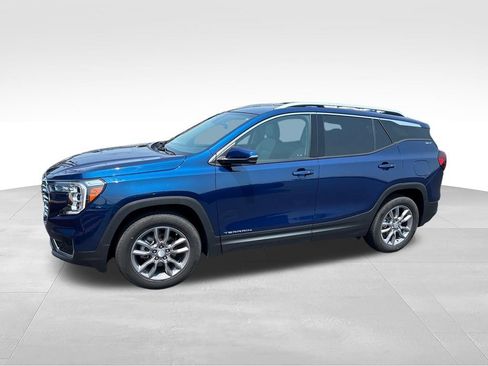 Used 2022 GMC Terrain SLT w/ Infotainment Package II FWD image 2