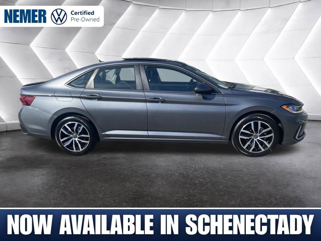 Used 2025 Volkswagen Jetta SE FWD image 7