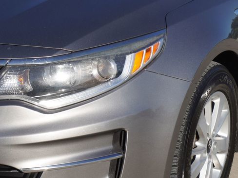 Used 2018 Kia Optima LX FWD image 2