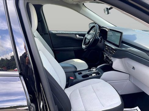 Used 2025 Ford Escape Active w/ Active Premium Tech Pack FWD image 7