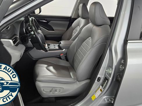 Used 2023 Toyota Highlander XLE AWD/4WD image 25