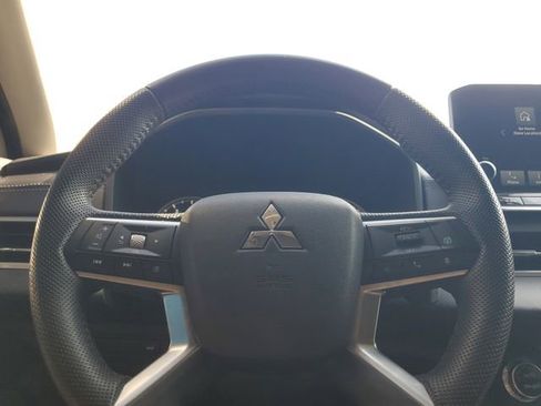 Used 2023 Mitsubishi Outlander SE image 22