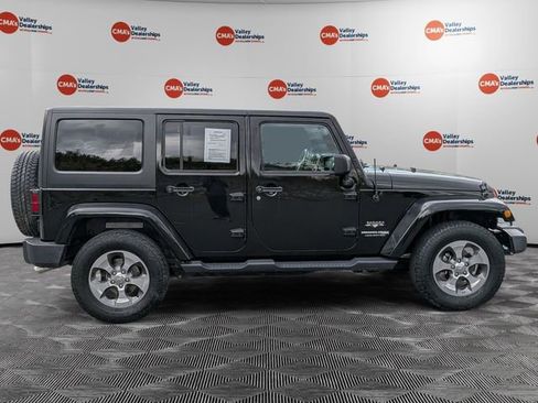 Used 2018 Jeep Wrangler Unlimited Sahara AWD/4WD image 4