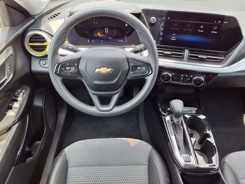 Used 2025 Chevrolet Trax LT FWD image 5