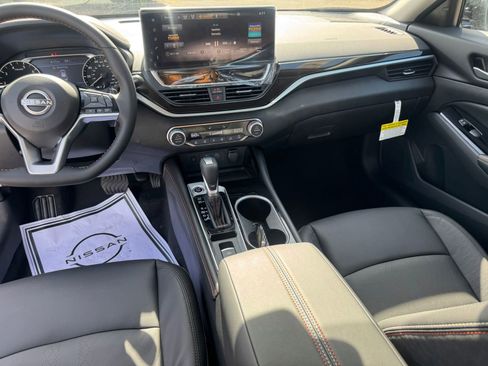 Used 2025 Nissan Altima 2.5 SR w/ SR Premium Package image 9