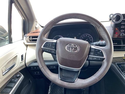 Used 2023 Toyota Sienna Platinum AWD/4WD image 8
