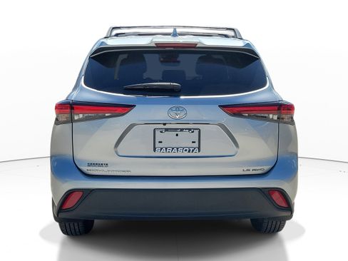Used 2020 Toyota Highlander LE AWD/4WD image 5