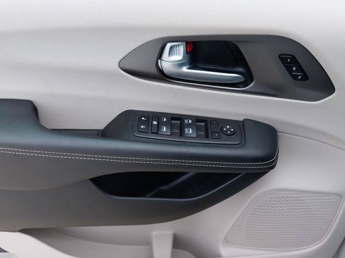 Used 2024 Chrysler Pacifica Touring-L FWD image 26