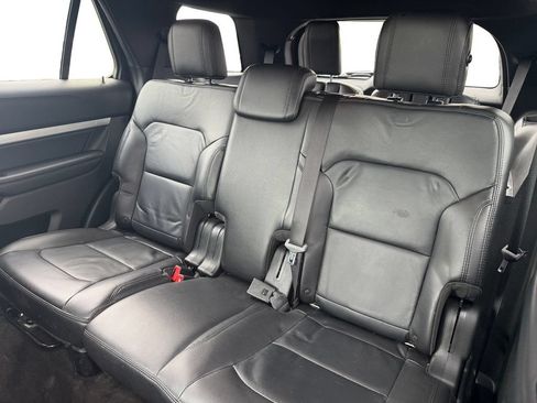 Used 2017 Ford Explorer XLT w/ Equipment Group 202A AWD/4WD image 13