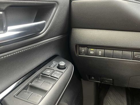 Used 2021 Toyota Venza LE AWD/4WD image 28